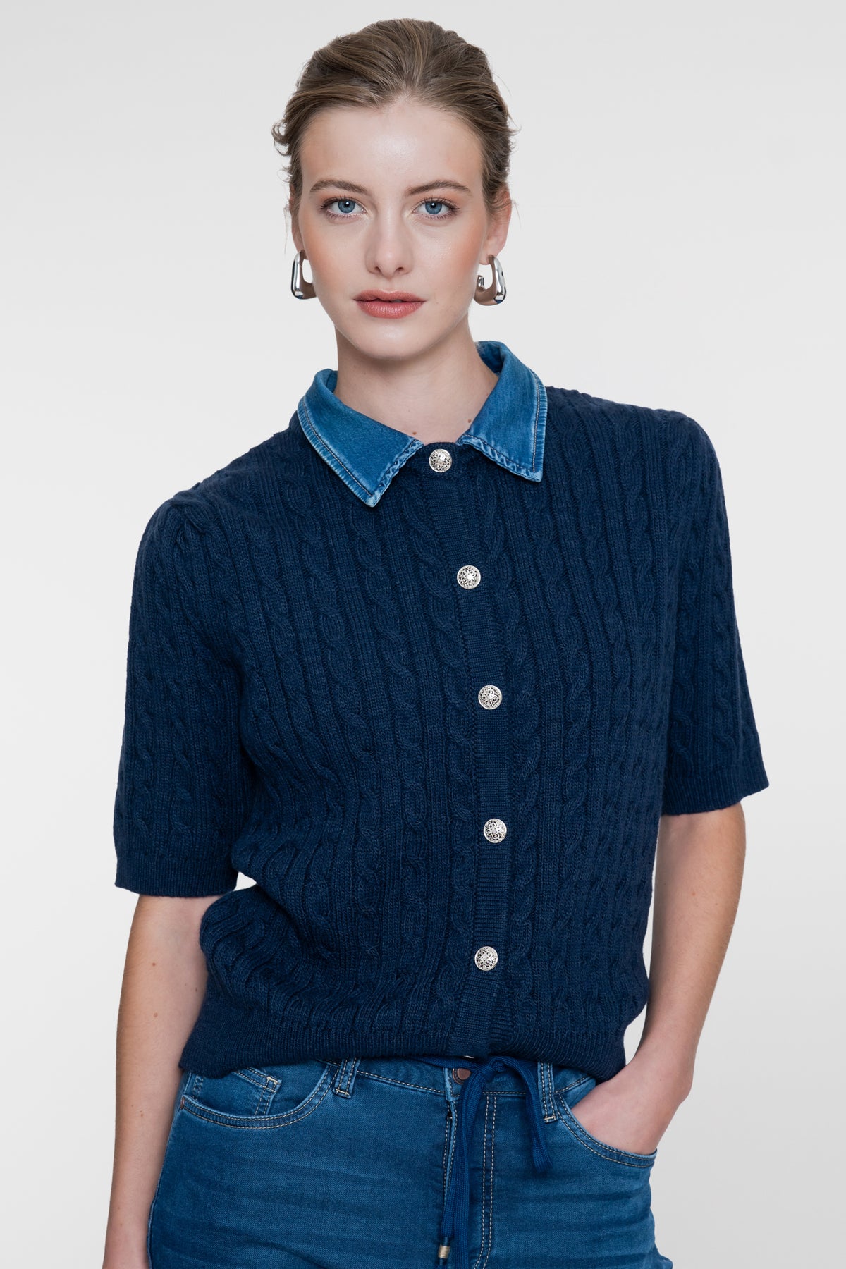 Geisha cardigan met denim contrastkraag en kabelstructuur
