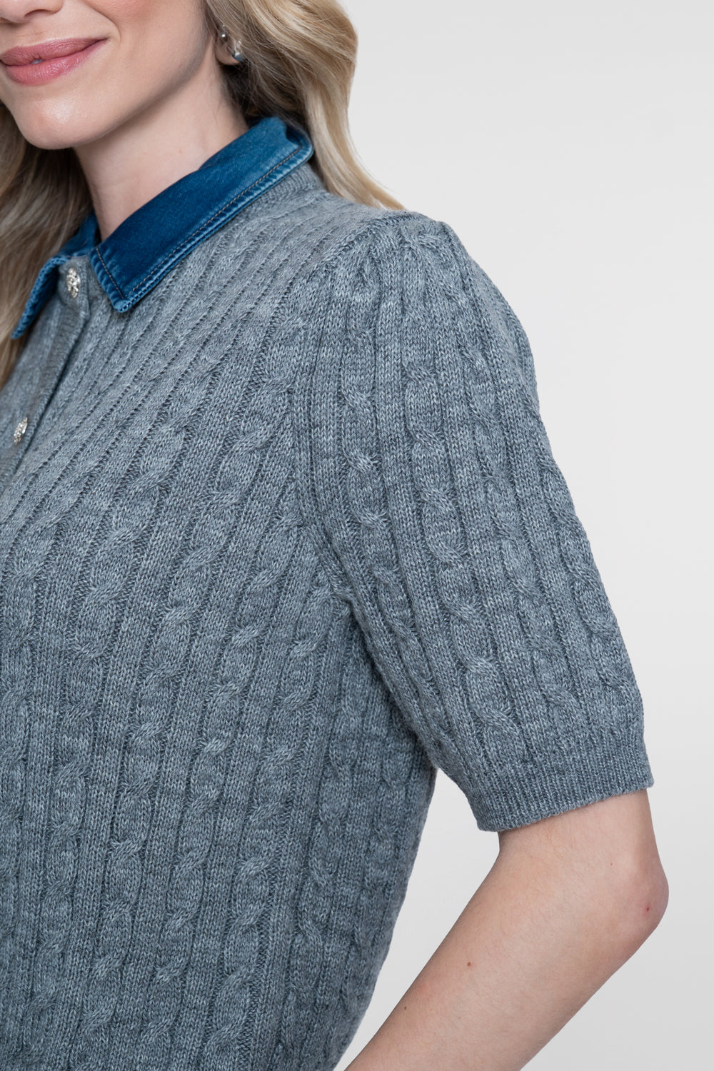 Geisha gebreid vest met kabelstructuur en denimkraag