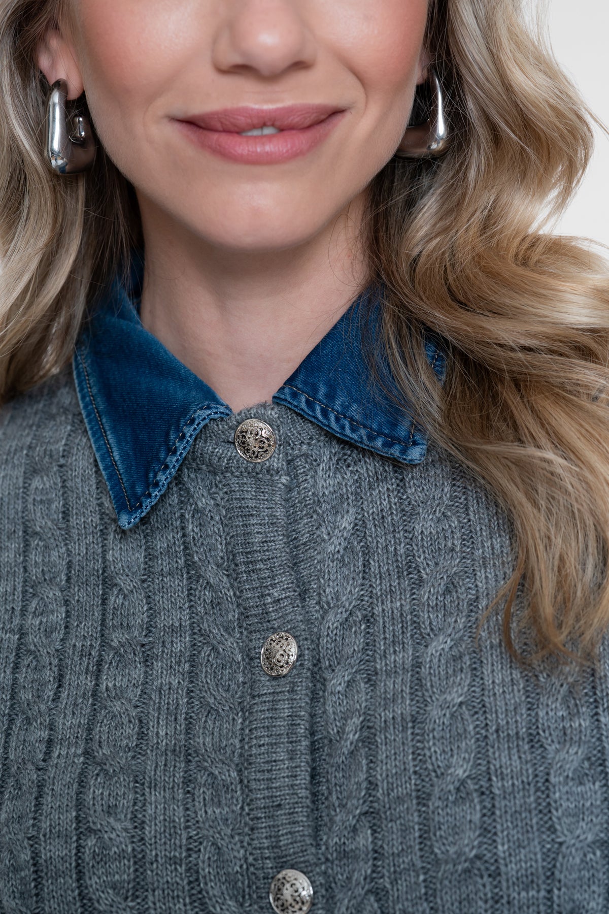 Geisha gebreid vest met kabelstructuur en denimkraag