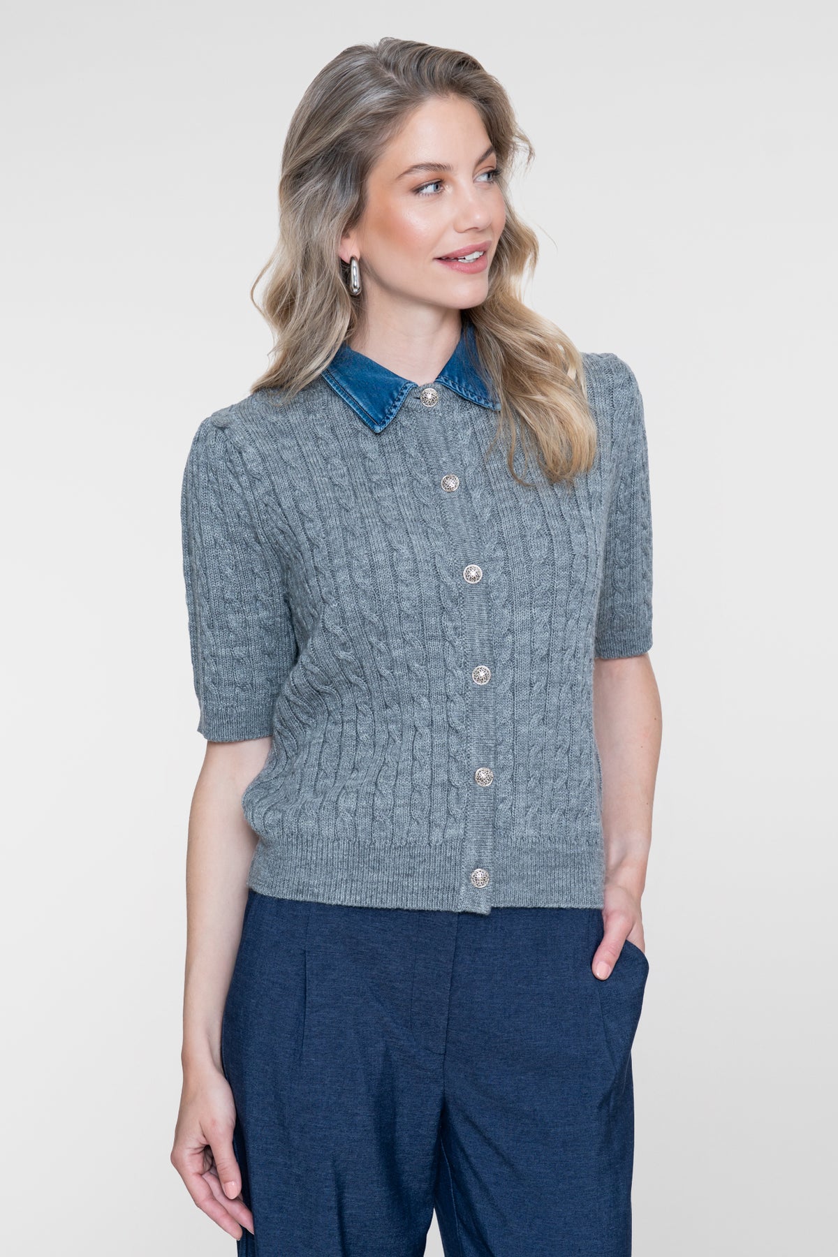 Geisha gebreid vest met kabelstructuur en denimkraag – Shop de look
