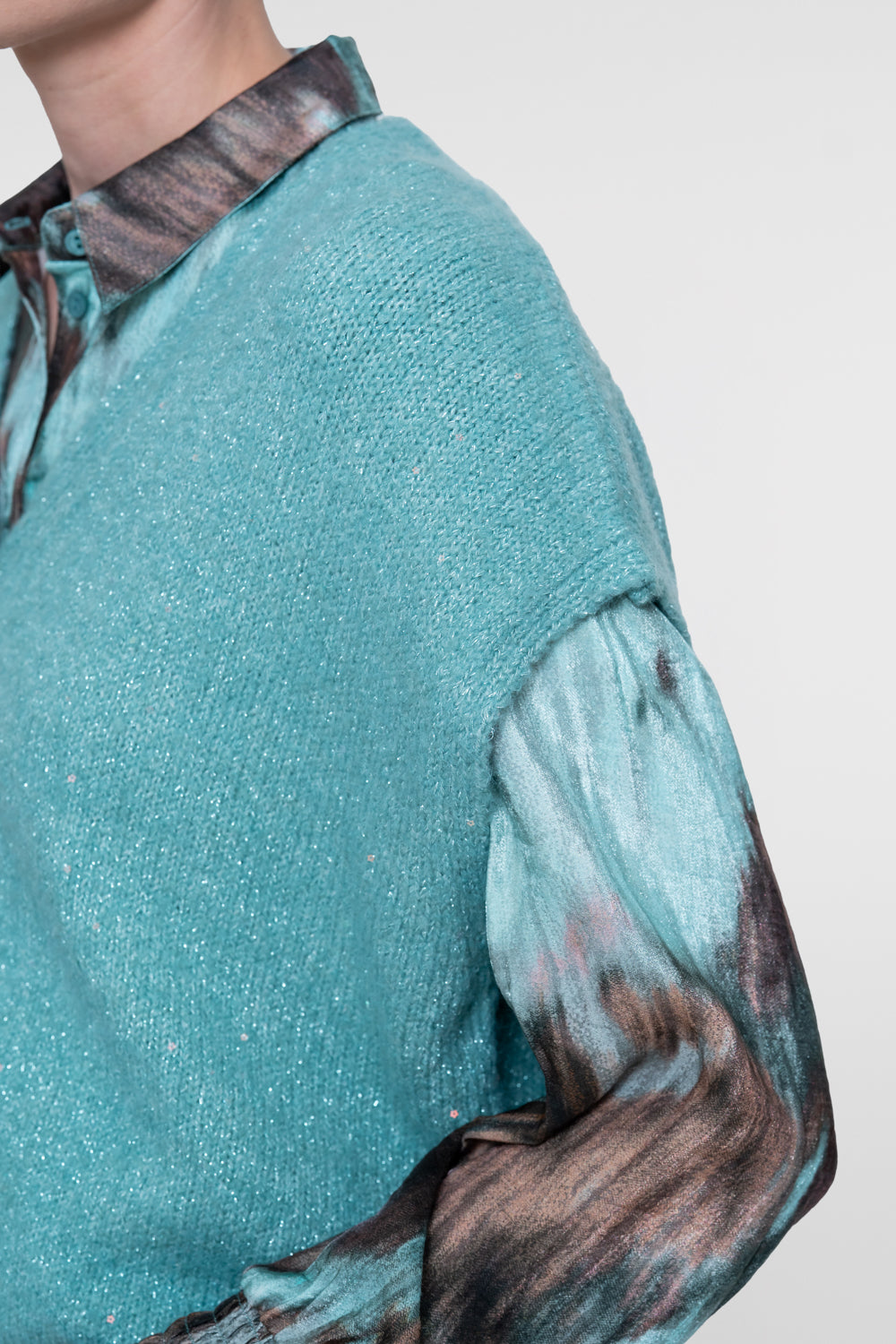 Geisha gebreide spencer in aquatint met sierlijke knopen en lurex