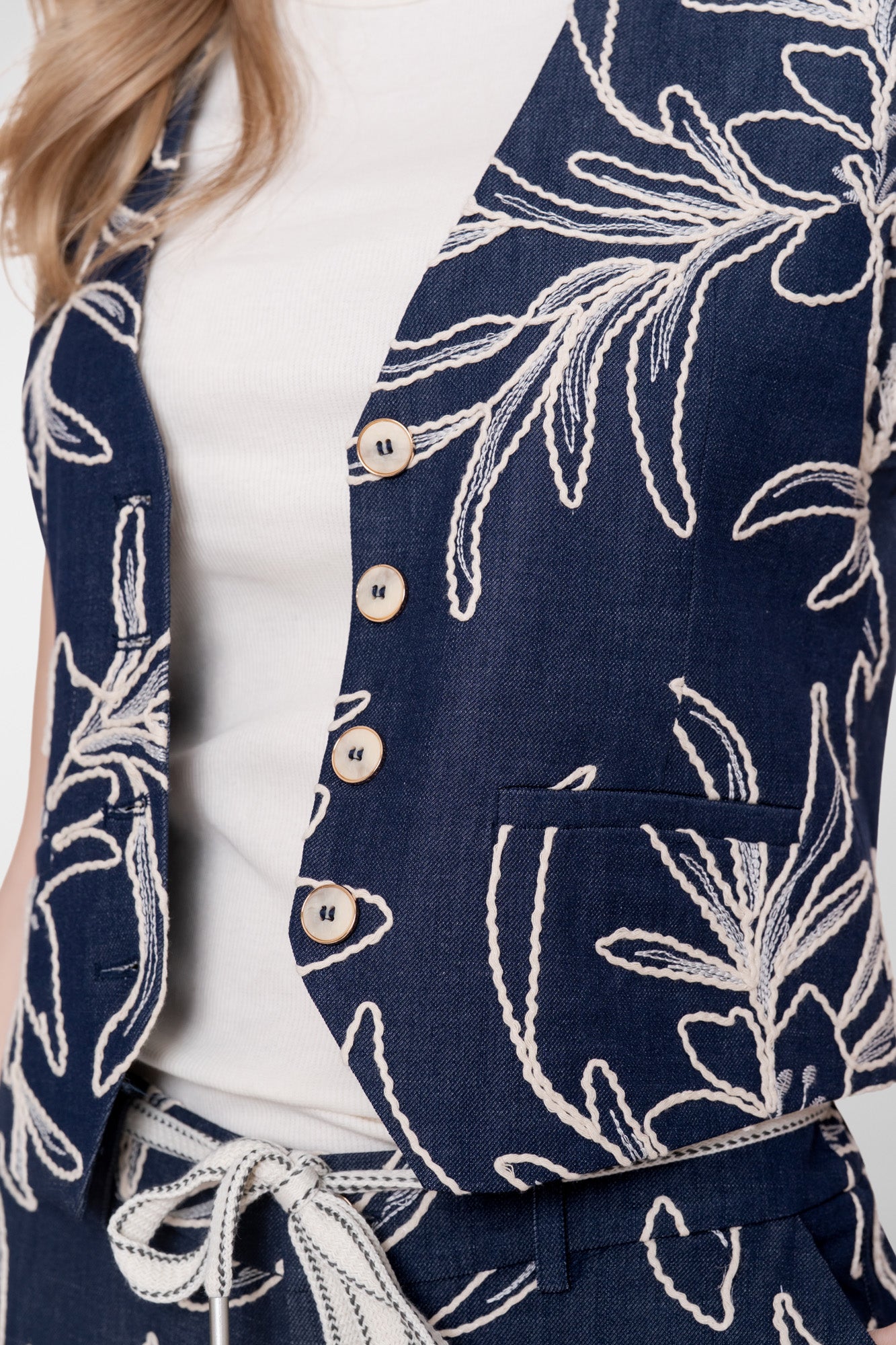 Geisha gilet met geborduurd bloemenpatroon