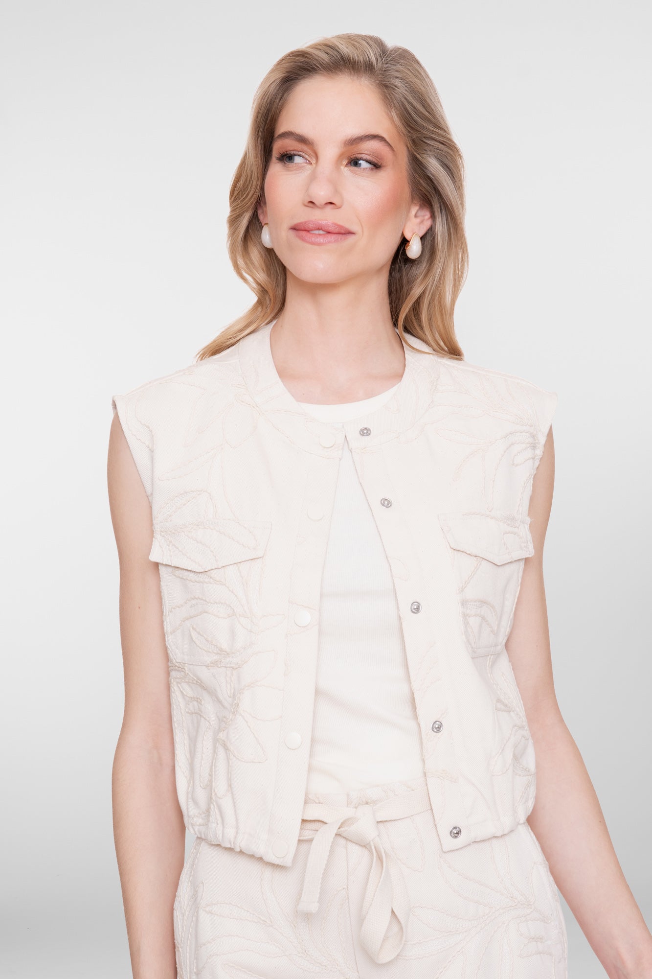 Geisha gilet met geborduurd bladpatroon en moderne uitstraling