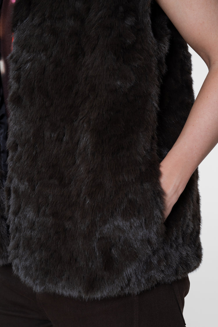 Geisha gilet van imitatiebont met strikceintuur