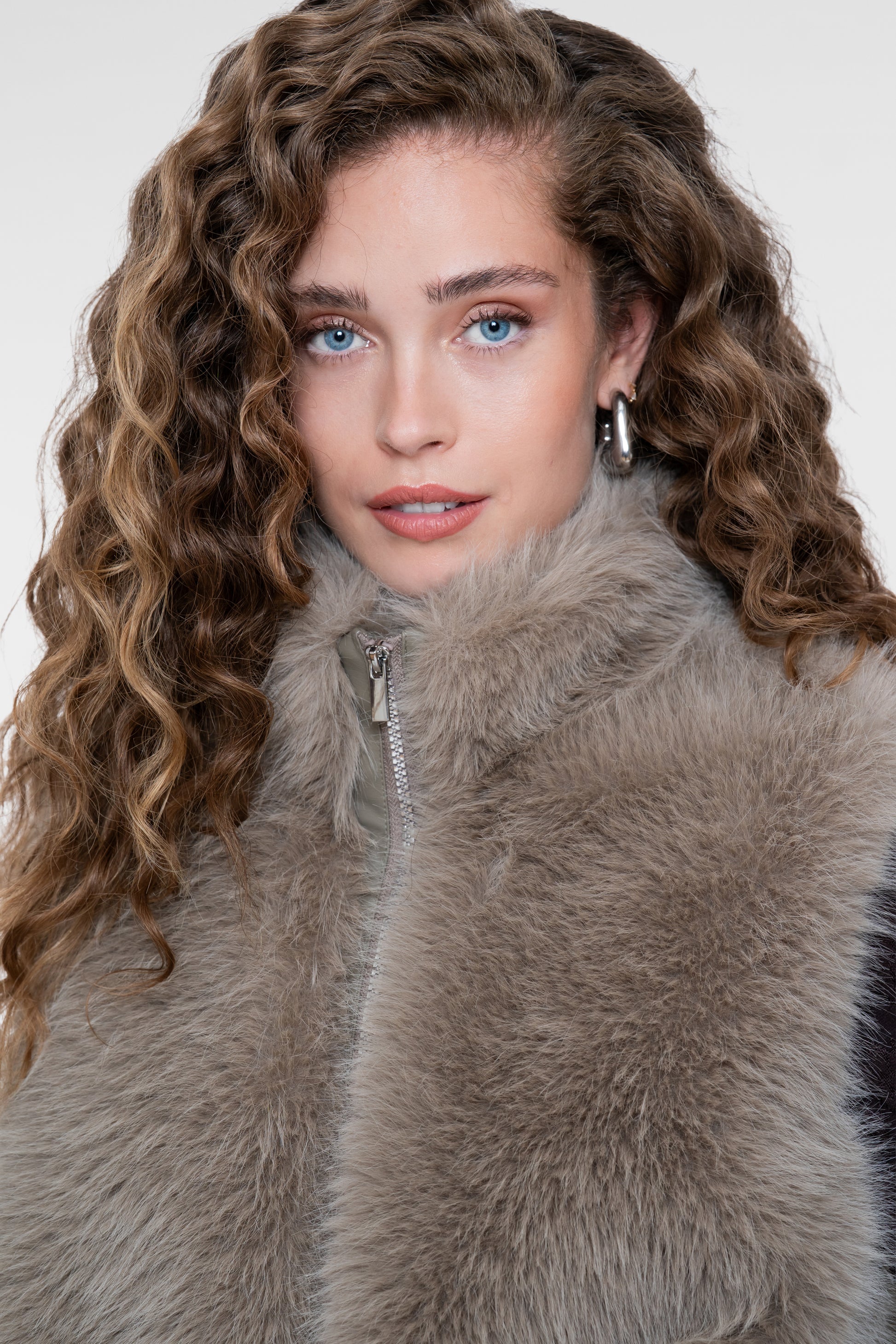 Geisha dames fur gilet greige met hoge kraag