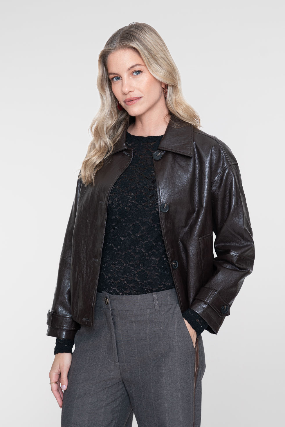 Geisha kort PU jack met stoere details en ballonfit