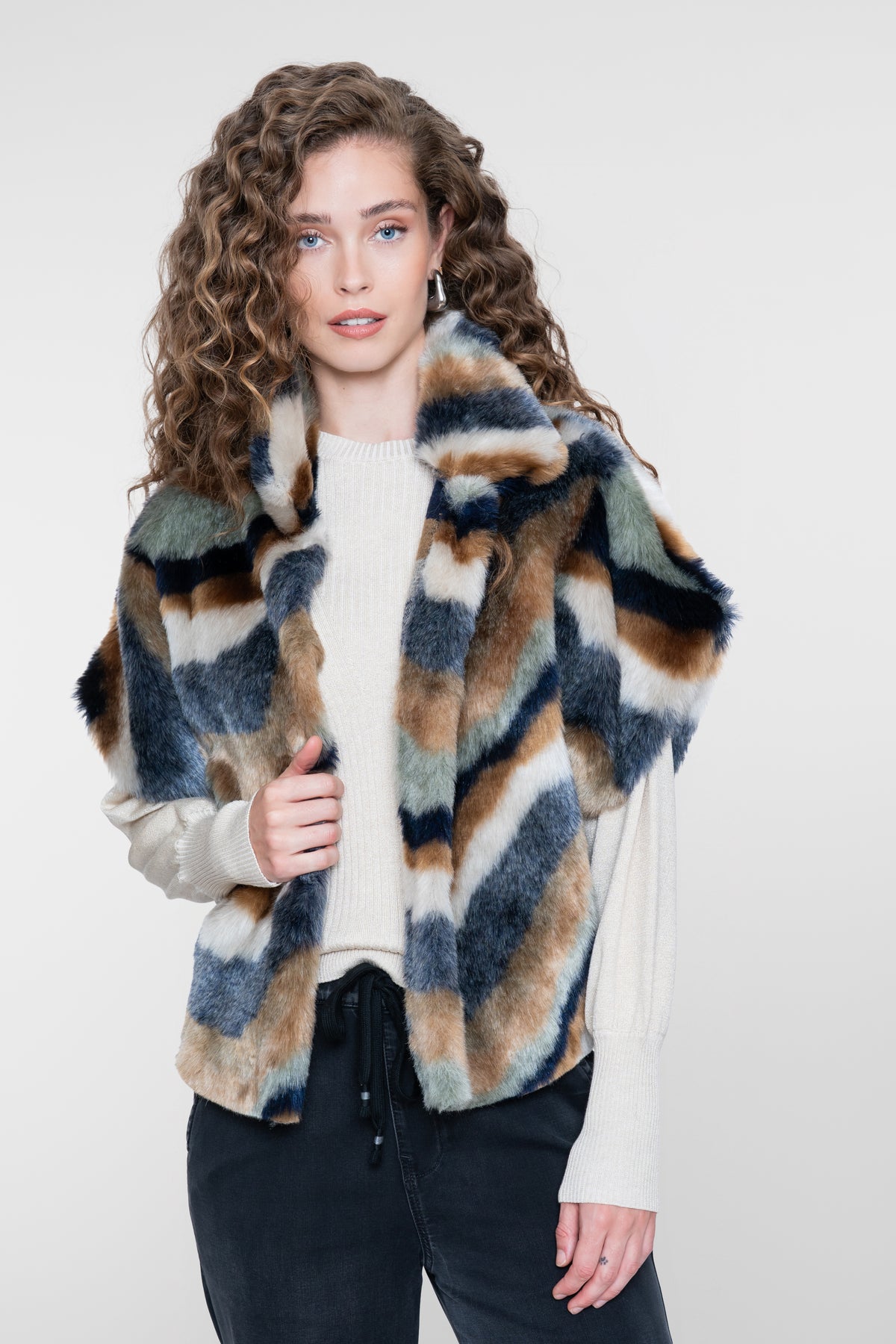 Geisha faux fur cape jacket met grafisch kleurenpalet
