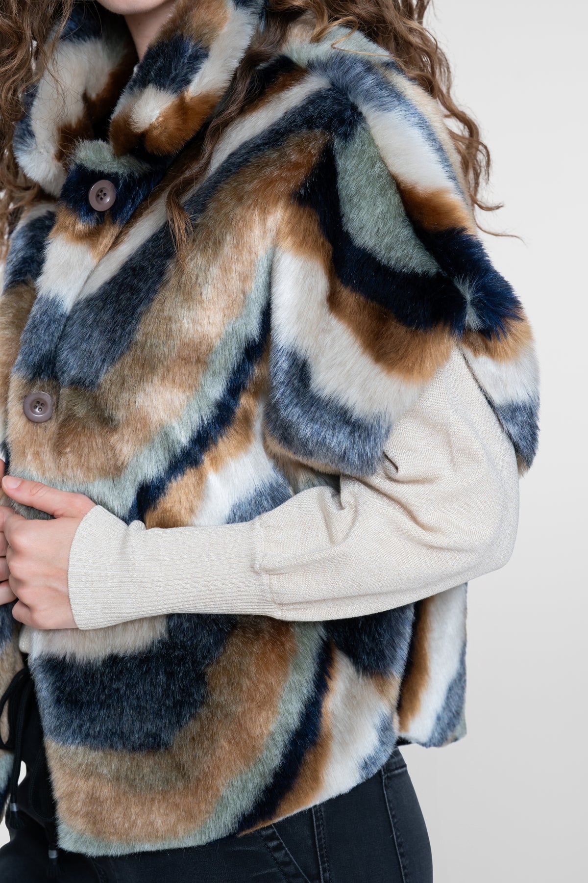 Geisha faux fur cape jacket met grafisch kleurenpalet