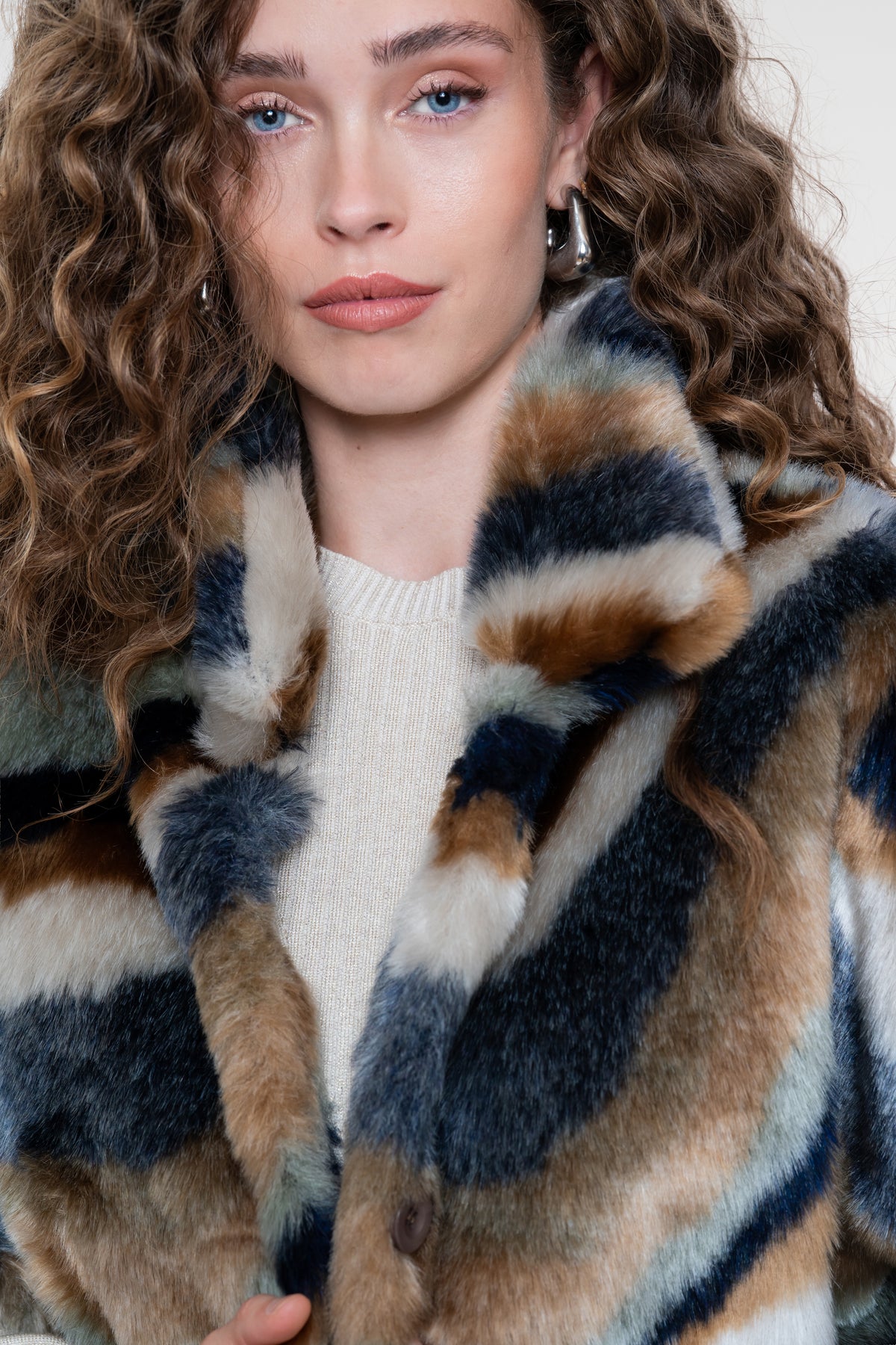 Geisha faux fur cape jacket met grafisch kleurenpalet