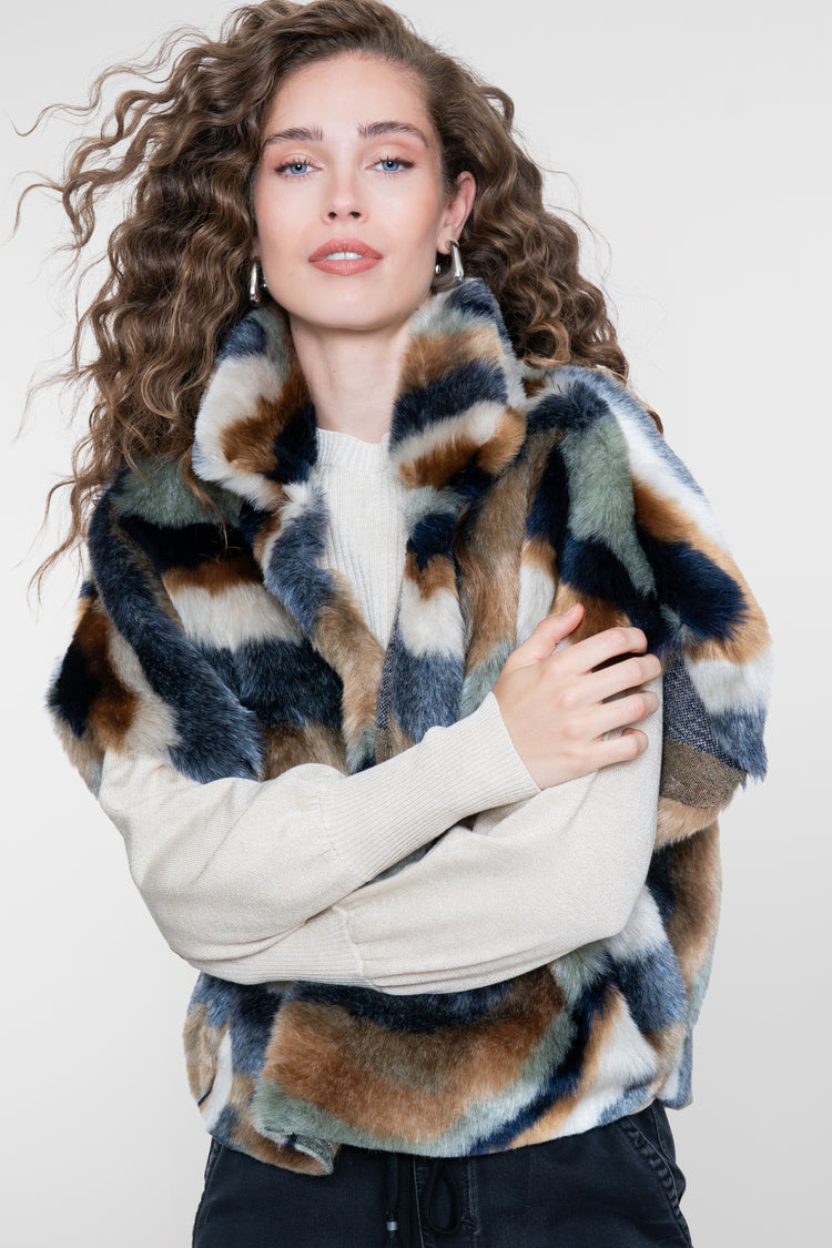 Geisha faux fur cape jacket met grafisch kleurenpalet