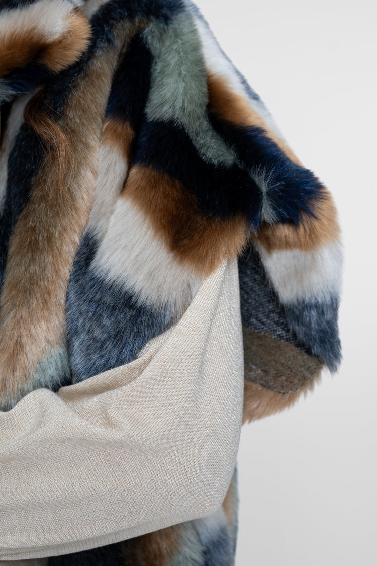 Geisha faux fur cape jacket met grafisch kleurenpalet
