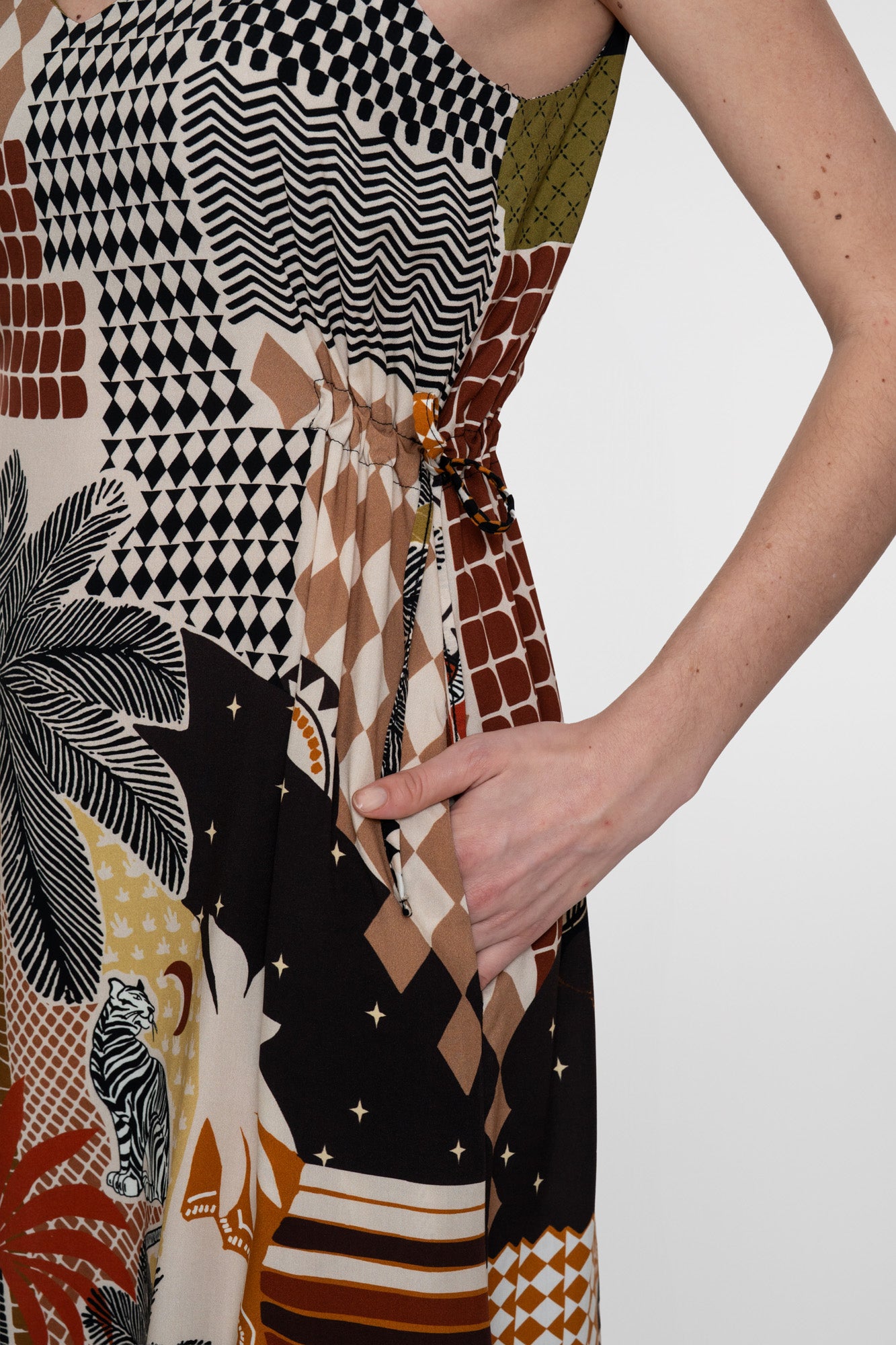 Geisha multicolor midi jurk met grafische print en spagetthibandjes