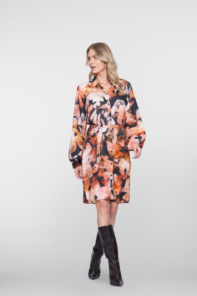 Geisha jurk met expressief bloemdessin en ceintuur