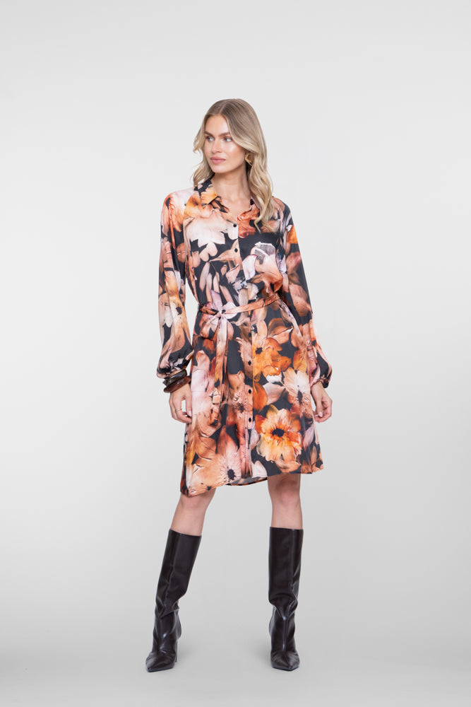Geisha jurk met expressief bloemdessin en ceintuur