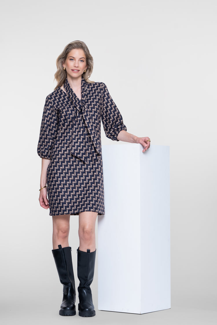 Geisha jurk met geometrische print en afneembaar sjaaltje