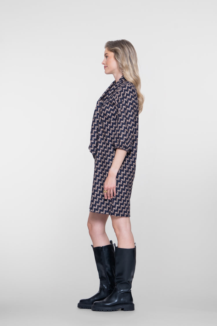 Geisha jurk met geometrische print en afneembaar sjaaltje