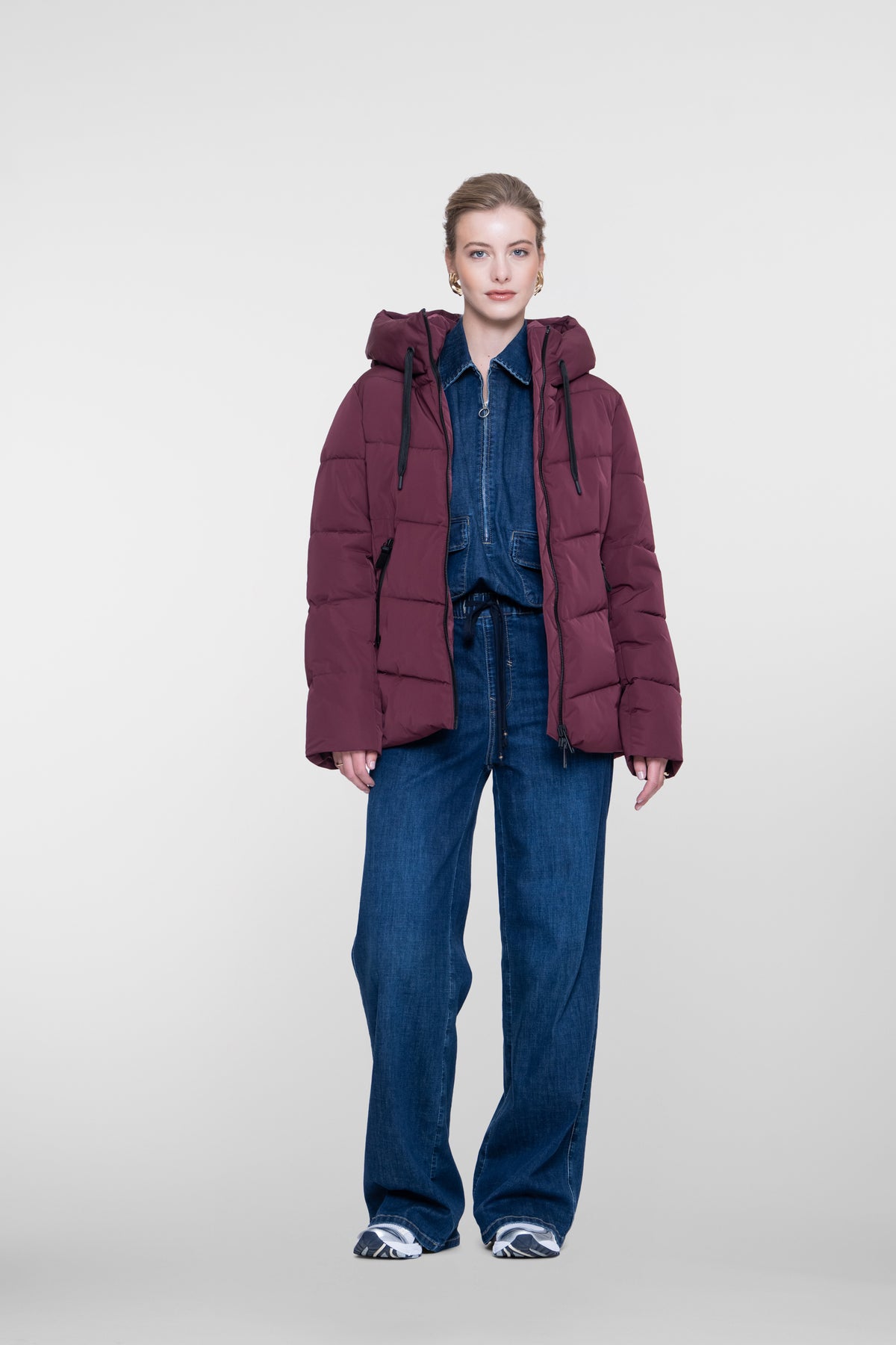 Geisha Korte gewatteerde jas in burgundy met opstaande capuchon – Shop de look