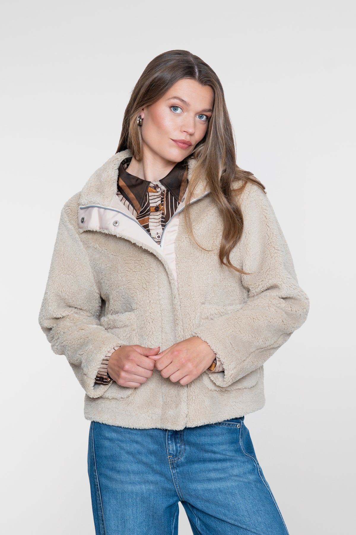 Geisha teddy jas met opgestikte zakken en kort model