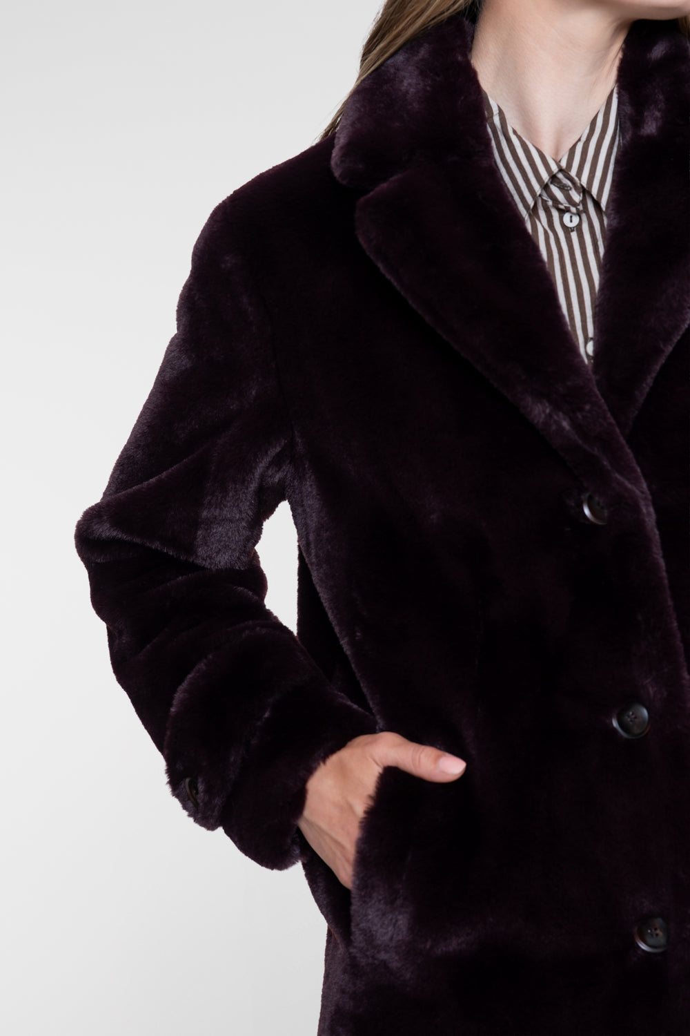 Geisha Fur look mantel in burgundy met knoopsluiting