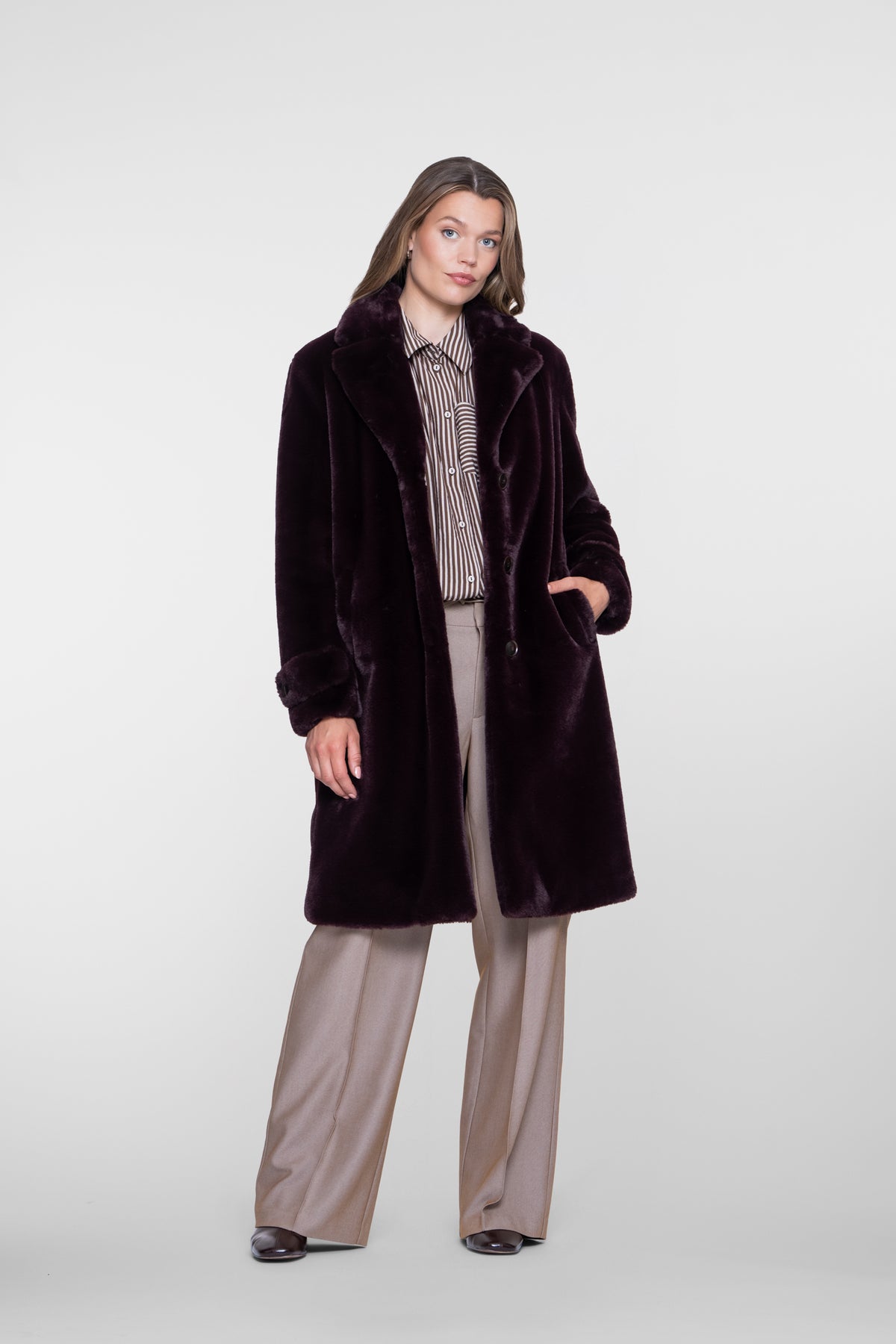 Geisha Fur look mantel in burgundy met knoopsluiting – Shop de look