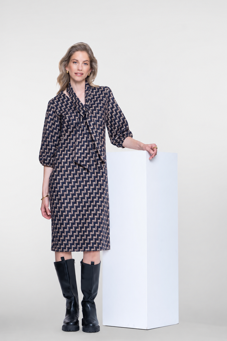 Geisha jurk met geometrische print en afneembaar sjaaltje