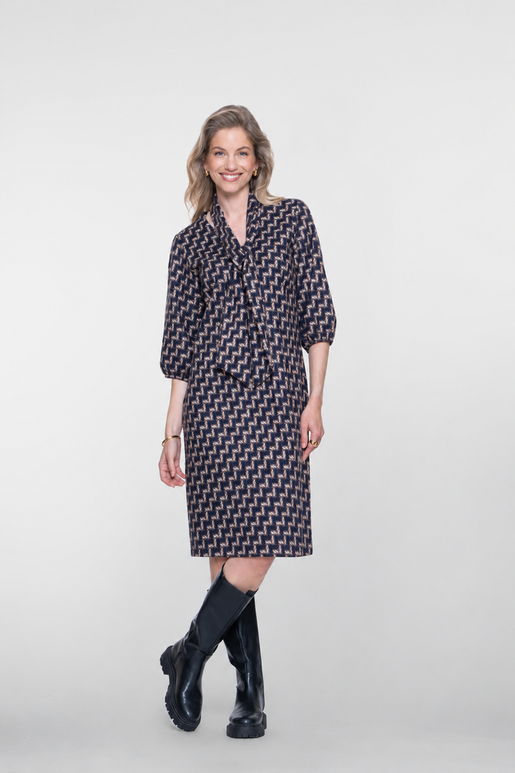 Geisha jurk met geometrische print en afneembaar sjaaltje